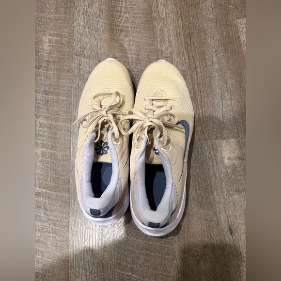 NEW WITHOUT TAGS Nike Beige and Navy Women's Athletic Shoes size 11 - Picture 3 of 5